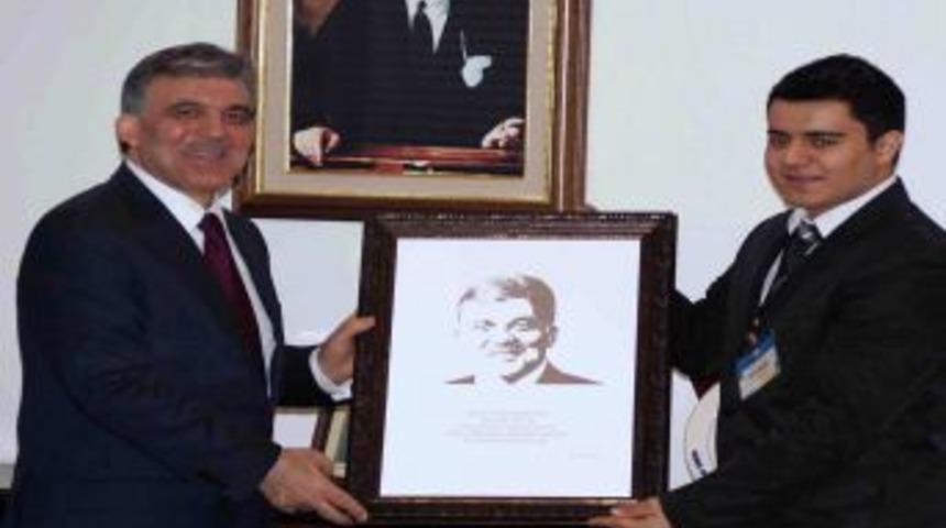 &Ouml;ğrenciler Abdullah G&uuml;l'e lazerle işledikleri portresini hediye etti