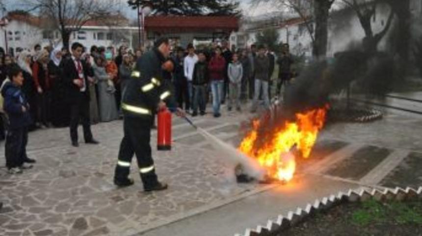 Akçay’da kalan depremzedeler yangın tatbikatı yaptı