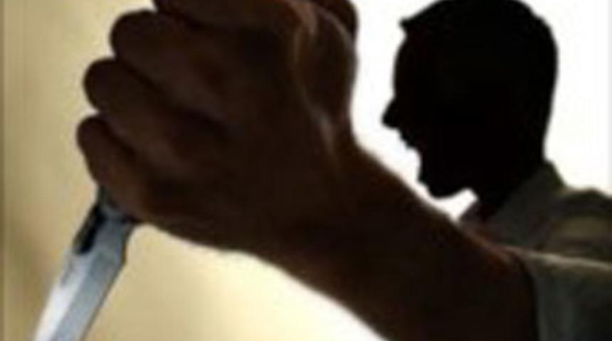 Annesinin sevgilisini öldürdü