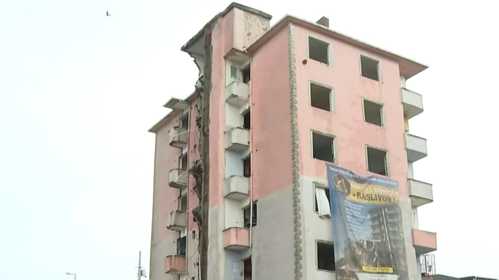 Sultangazi'de korkutan görüntü! Mahalleli diken üstünde