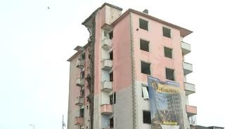 Sultangazi'de korkutan g&ouml;r&uuml;nt&uuml;! Mahalleli diken &uuml;st&uuml;nde