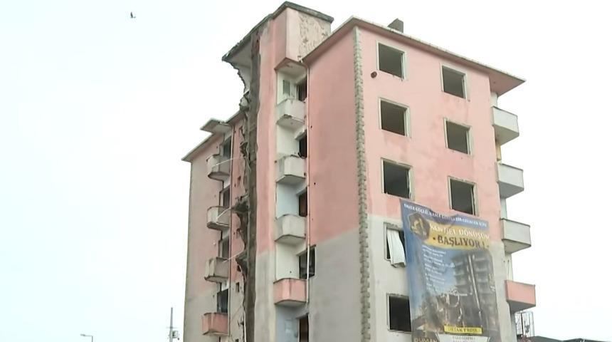 Sultangazi'de korkutan g&ouml;r&uuml;nt&uuml;! Mahalleli diken &uuml;st&uuml;nde