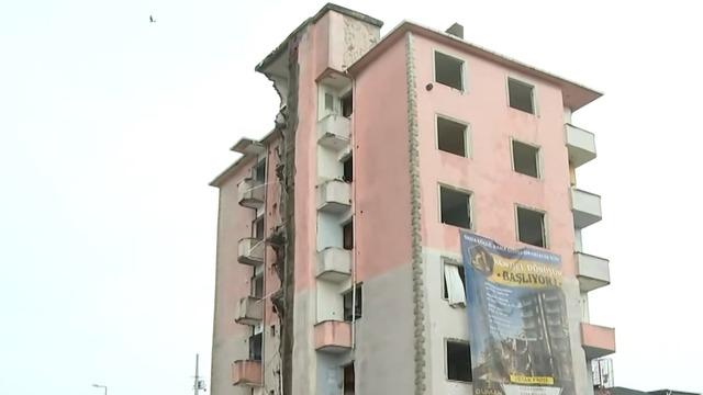 Sultangazi'de korkutan görüntü! Mahalleli diken üstünde