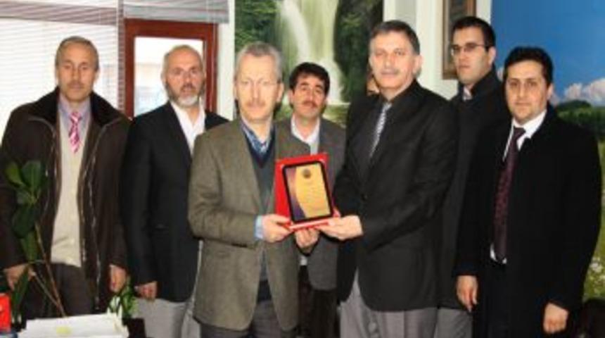 Okulun t&uuml;m &ccedil;er&ccedil;evelerinin değiştirilmesine katkıda bulunan işadamına plaket