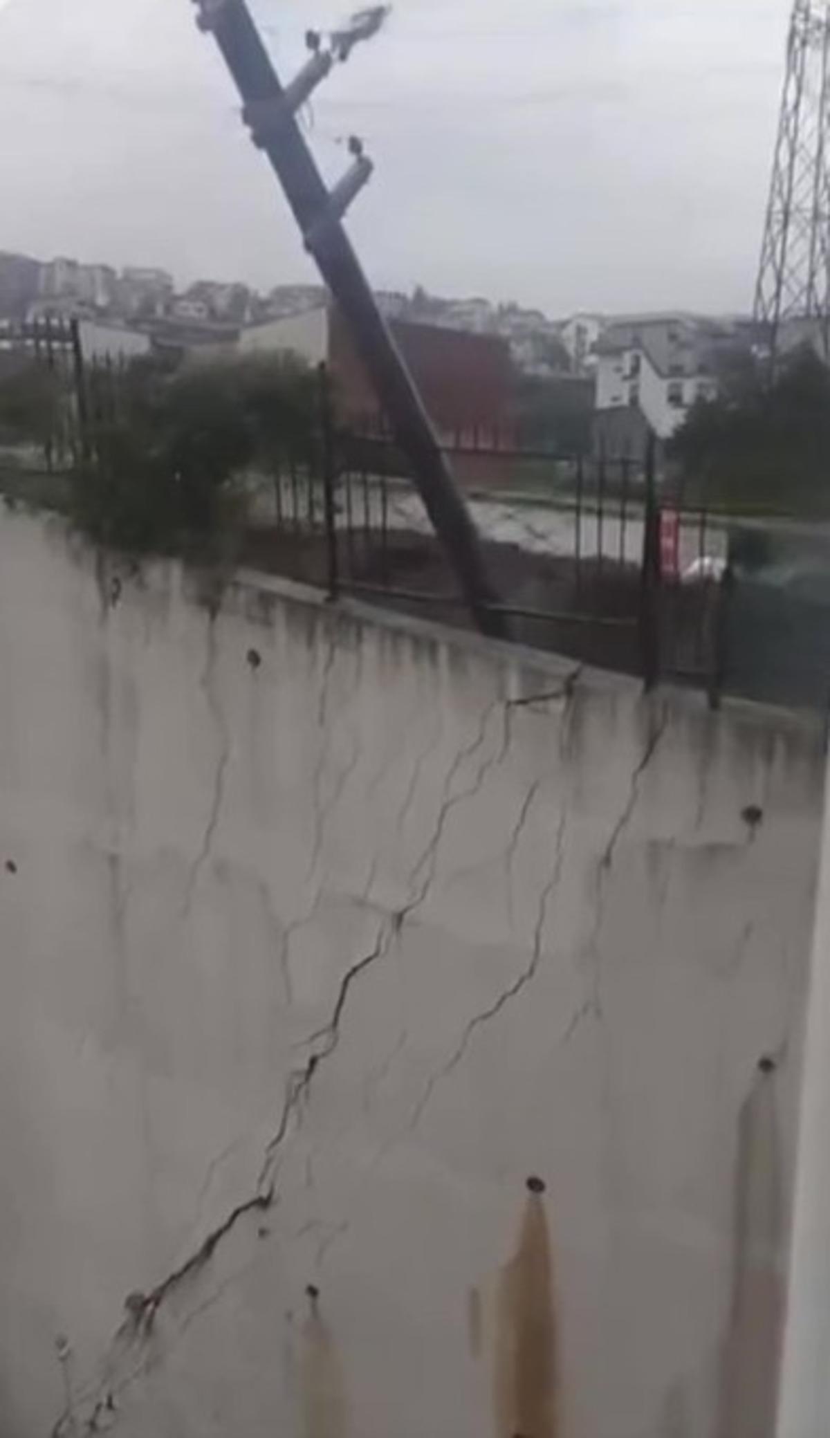 Dev istinat duvarı yerle bir oldu: O anlar kamerada 1