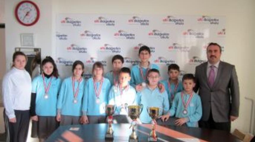 Merzifon Ahi Koleji Masa Tenisi Turnuvası'nda 3 kupa, 9 madalyayla il&ccedil;eye d&ouml;nd&uuml;