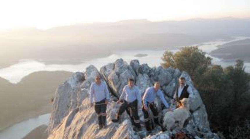 Dağda bir ay mahsur kalan ke&ccedil;i itfaiye tarafından kurtarıldı