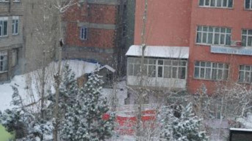 Hakkari'de yoğun kar yağışı hayatı olumsuz etkiliyor