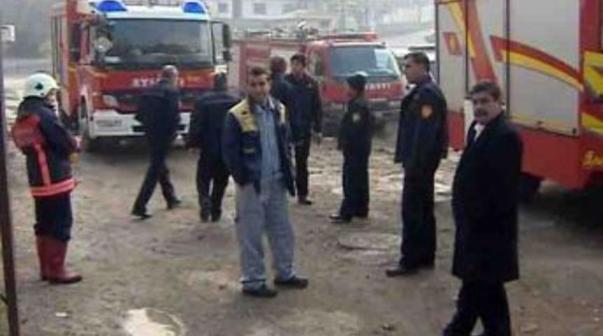 Yanan evden &ccedil;ıkarılan t&uuml;p&uuml;n i&ccedil;ini boşaltmak isteyen 4 itfaiye eri yaralandı