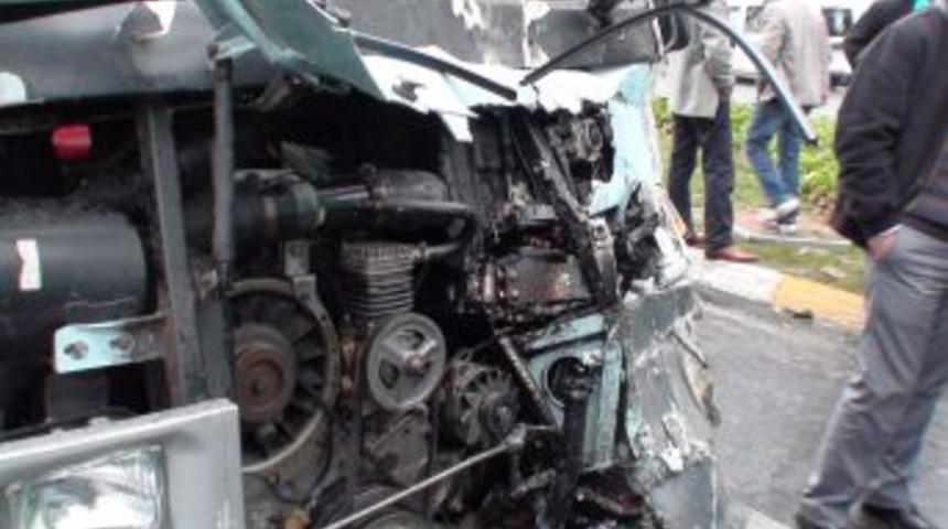 Hatalı sollama zincirleme kazaya sebep oldu; 12 yaralı