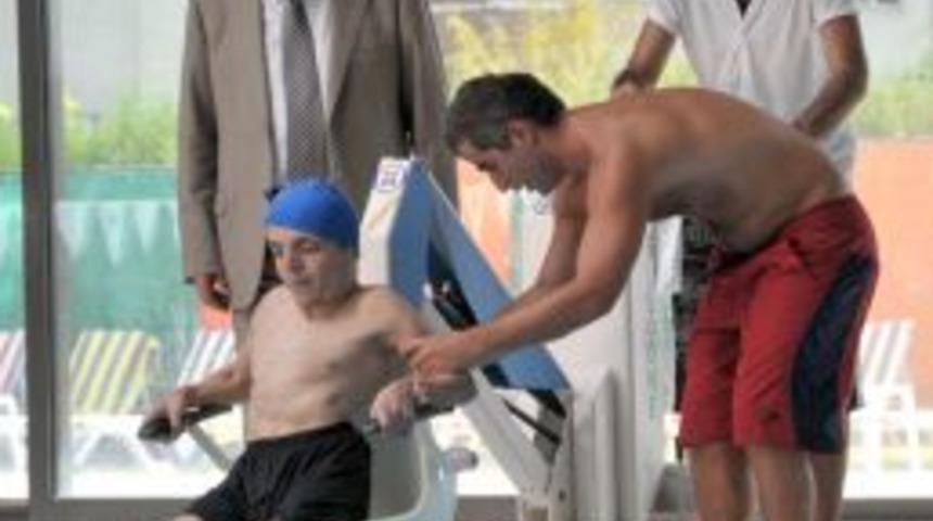 Yenimahalle'de &ccedil;ocuklar kış aylarını y&uuml;zme &ouml;ğrenerek değerlendiriyor