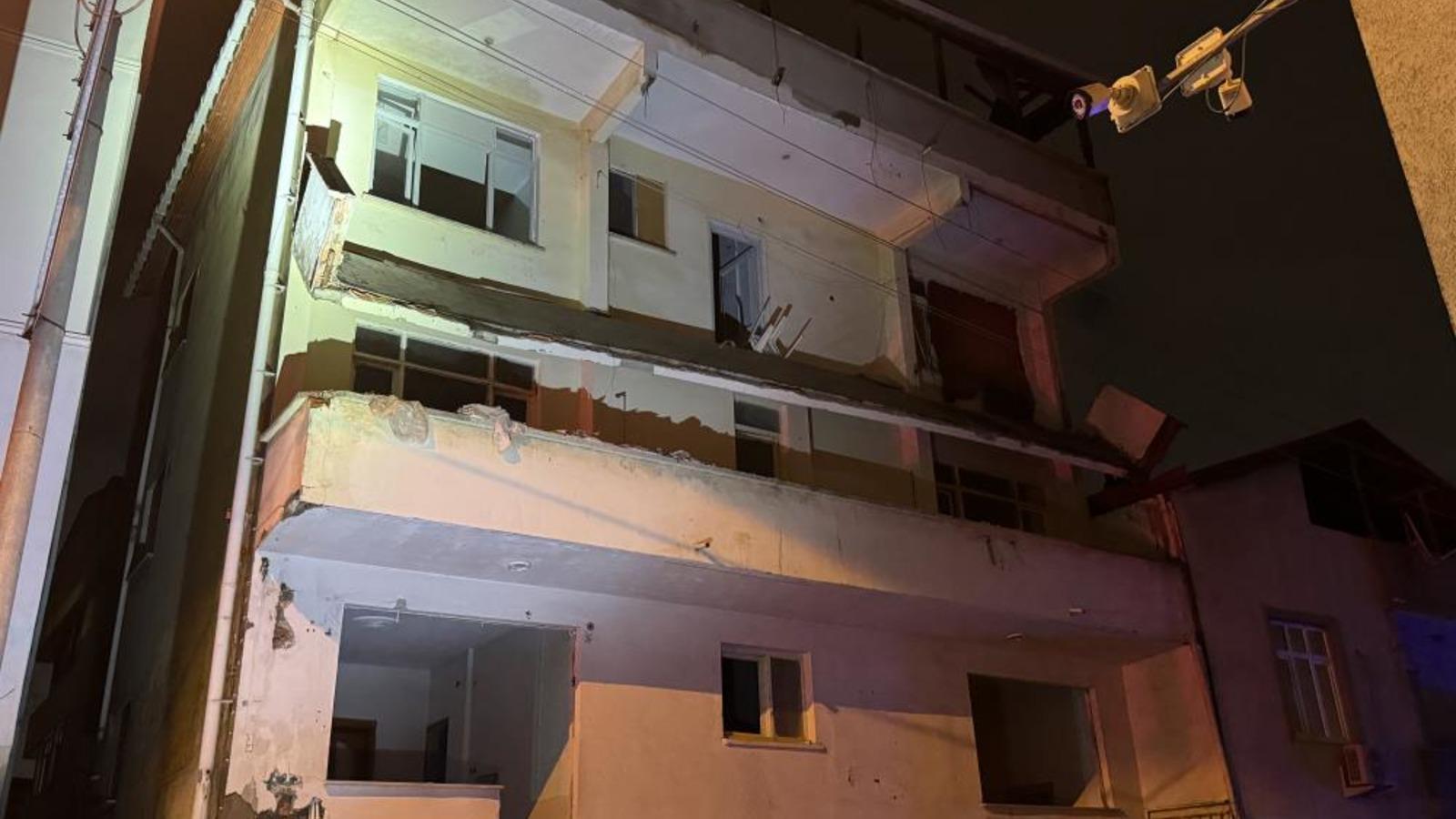 6 ay önce boşaltılan binanın balkonu çöktü: Bitişiğindeki bina tahliye edildi