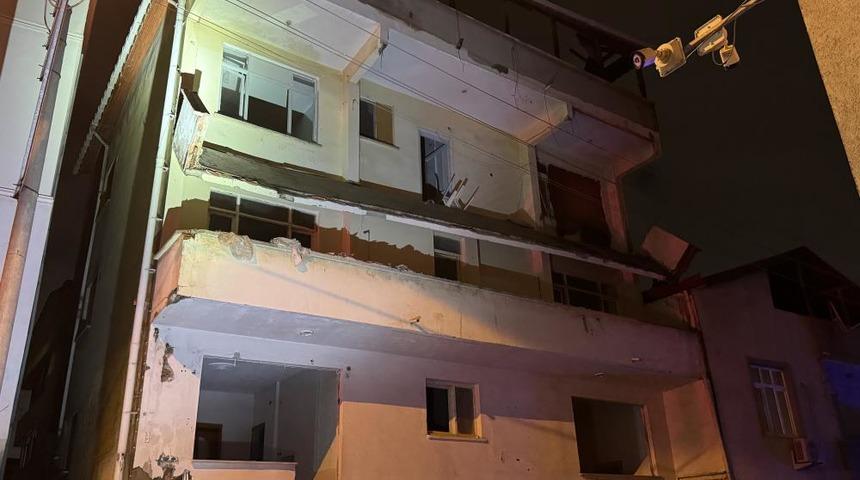 6 ay &ouml;nce boşaltılan binanın balkonu &ccedil;&ouml;kt&uuml;: Bitişiğindeki bina tahliye edildi