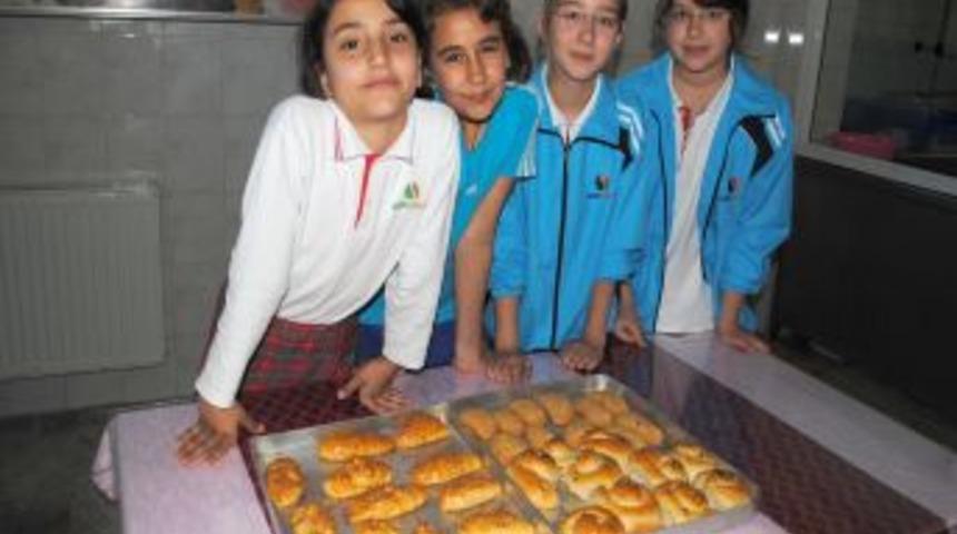 Okulda yaptıkları poğa&ccedil;aları &ouml;ğretmenlerine ikram ettiler