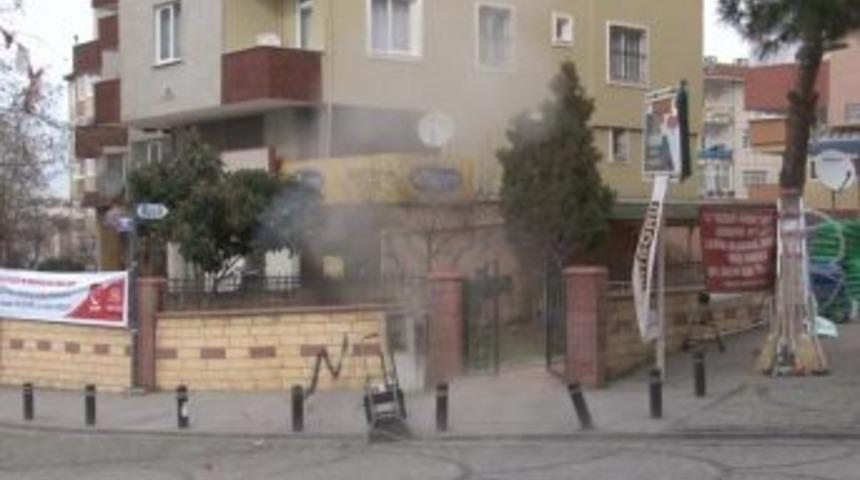 AK Parti b&uuml;rosuna bırakılan bomba f&uuml;nye ile patlatıldı