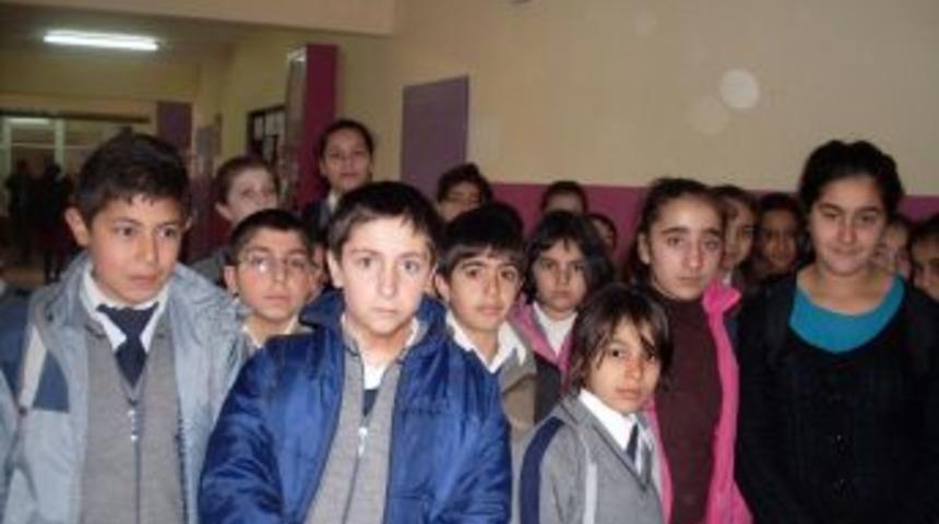 Vanlı depremzede arkadaşlarına kardeşlik eli uzattılar