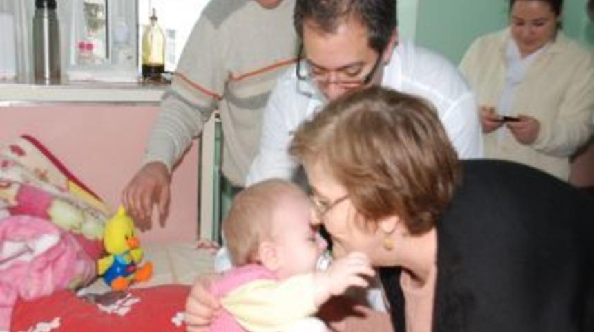 10 aylık Zeren, 7 saat s&uuml;ren ameliyatla sağlığına kavuştu