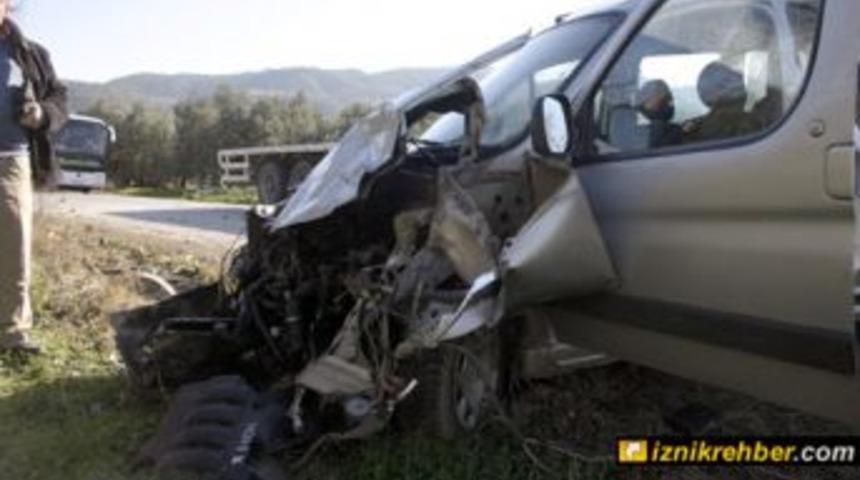 Adapazarı yolunda kafa kafaya &ccedil;arpıştılar