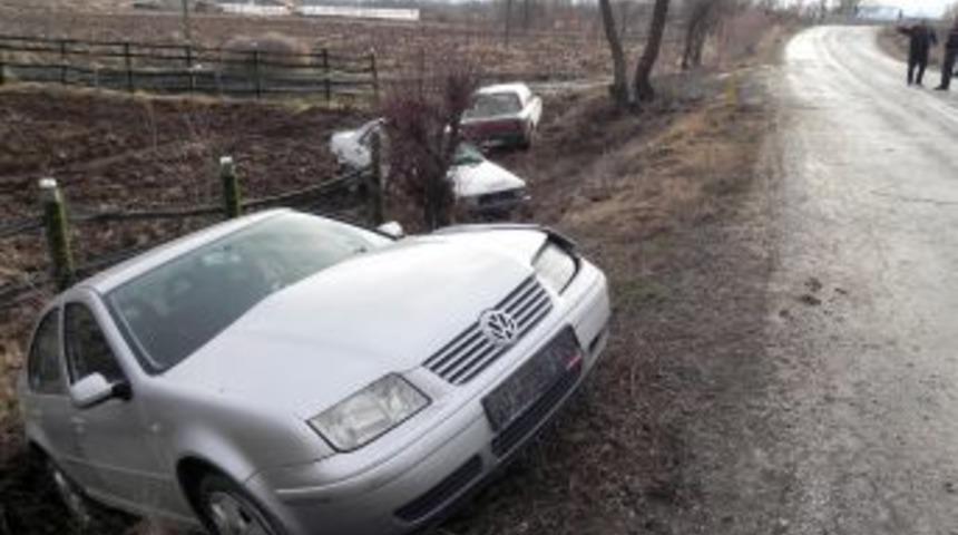 Tavşanlı-Kuru&ccedil;ay yolunda 3 ara&ccedil; aynı tarlaya yuvarlandı