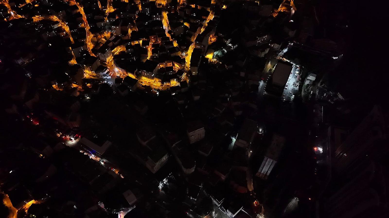Ayazağa’da karanlığa gömülen mahalle havadan görüntülendi