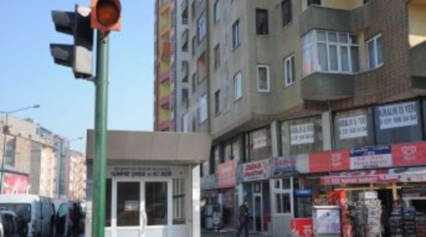 50. Yıl Caddesi esnafı: Belediyenin alt ge&ccedil;iti hatalı, bir an &ouml;nce d&uuml;zeltmeli