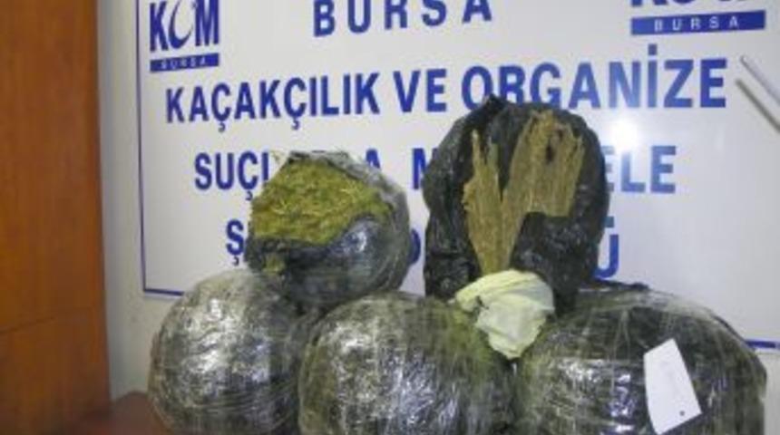 Okul &ouml;nlerinde satmak i&ccedil;in getirdikleri esrar maddesiyle yakalandılar