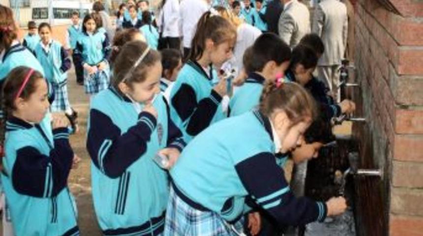 Beşikd&uuml;z&uuml;&rsquo;nde 3 bin 350 diş macunu ve fır&ccedil;ası dağıtıldı