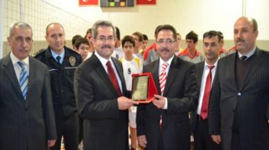 Kozan'daki voleybol ma&ccedil;larında b&uuml;y&uuml;k heyecan yaşanıyor