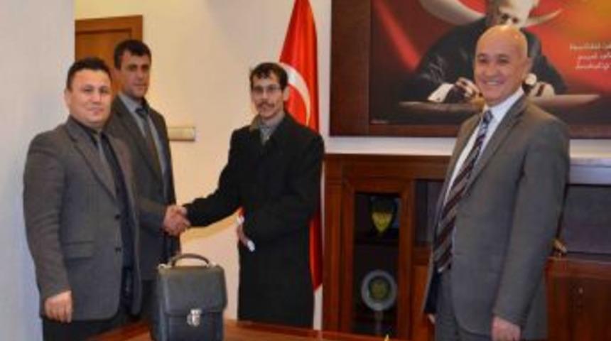 İ&ccedil;inde 65 bin lira bulunan &ccedil;antayı emniyete teslim etti