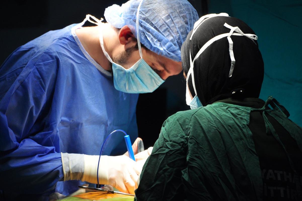 Milyonda 3 kişide g&ouml;r&uuml;len vaka: Cebinde taşıdığı iple ayağını kaldırıyordu 3