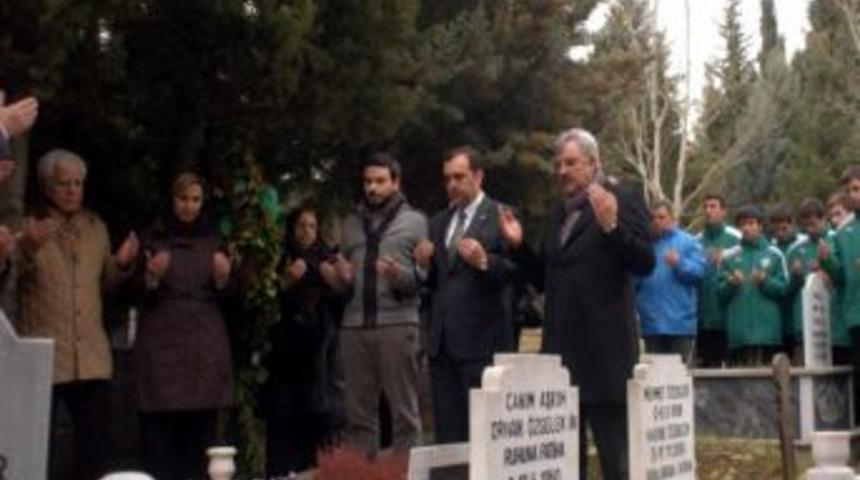 Bursa'da Orhan &Ouml;zselek, dualarla anıldı