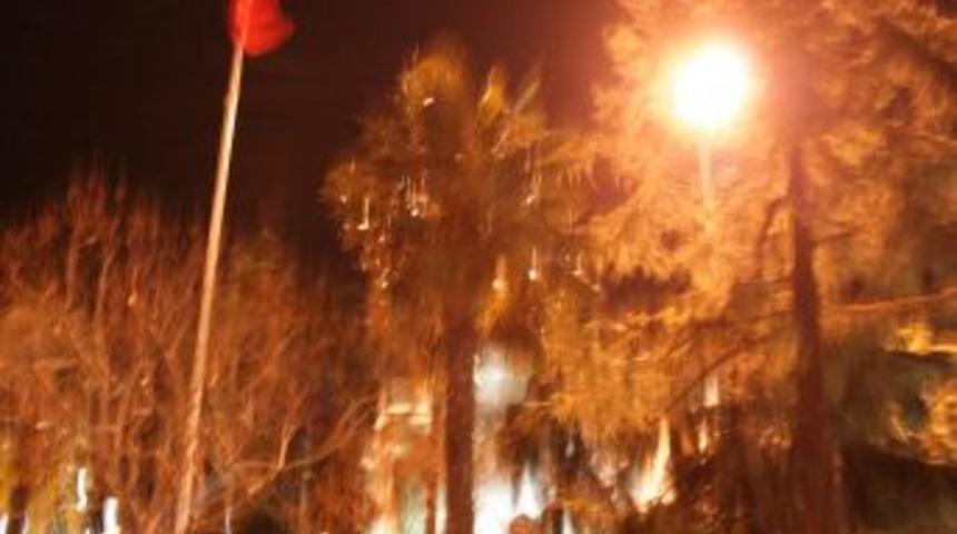 Bursa'da şiddetli lodos, hayatı olumsuz etkiliyor