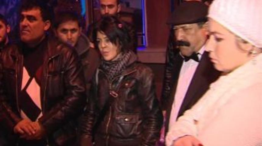 Azer B&uuml;lb&uuml;l'&uuml;n &ouml;l&uuml;m haberi set arkadaşlarını yasa boğdu, film yarım kaldı