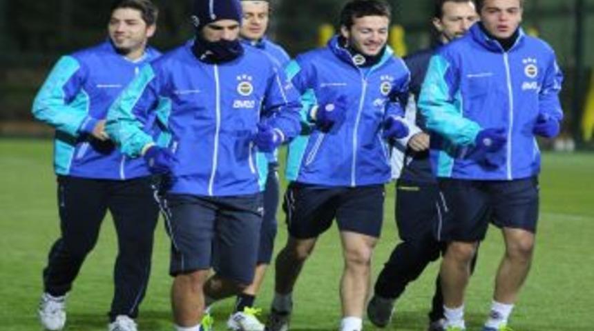 Fenerbah&ccedil;e'de yeni transfer &Ouml;zg&uuml;r &Ccedil;ek antrenmana &ccedil;ıktı