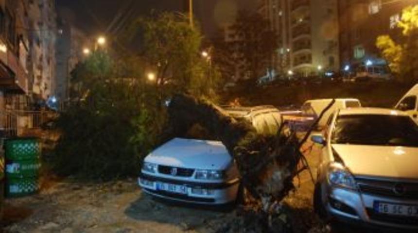 İzmir şiddetli fırtına ve yağışın etkisi altında