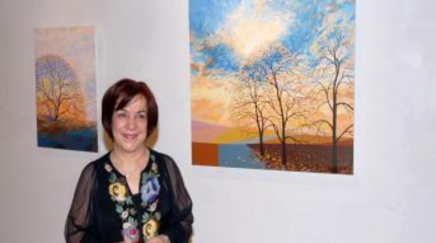 Yemek pişirirken mutfağında yaptığı resimlerden sergi açtı