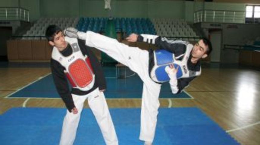 Milli taekwondocu, kırık kolu ile şampiyonaya hazırlanıyor