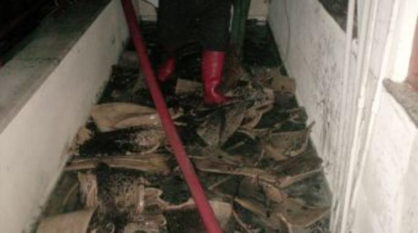 R&uuml;zgarın tıkadığı baca patladı, ev k&uuml;l oldu