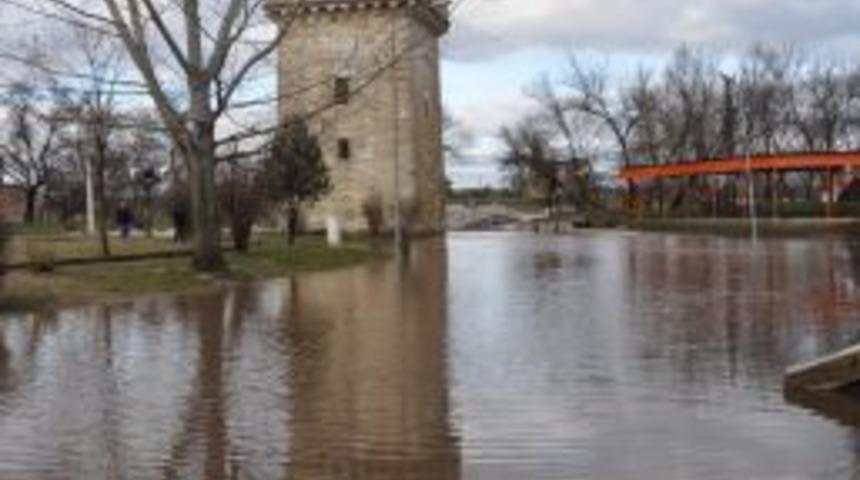 Tunca Nehri taşmaya başladı