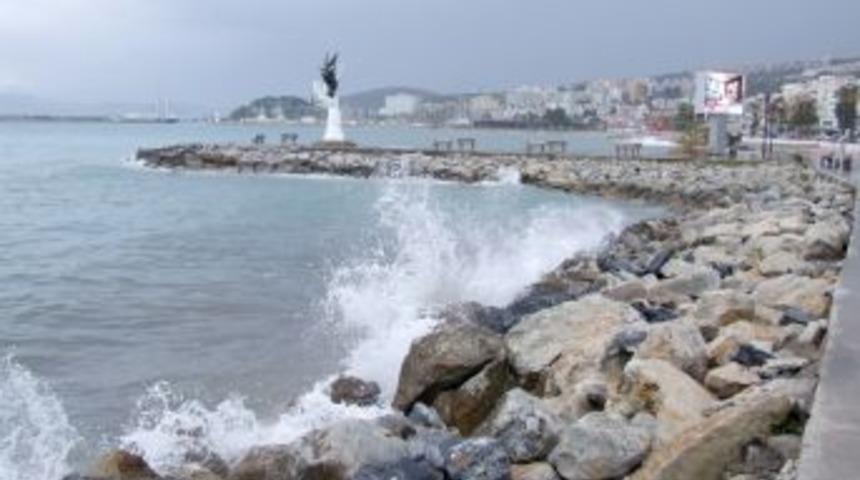 Kuşadası'nı fırtına ve sağanak yağmur vurdu