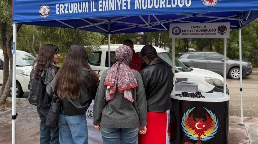 Erzurum polisi 5 bin &uuml;niversiteliyi g&uuml;venli gelecek konusunda bilgilendirdi