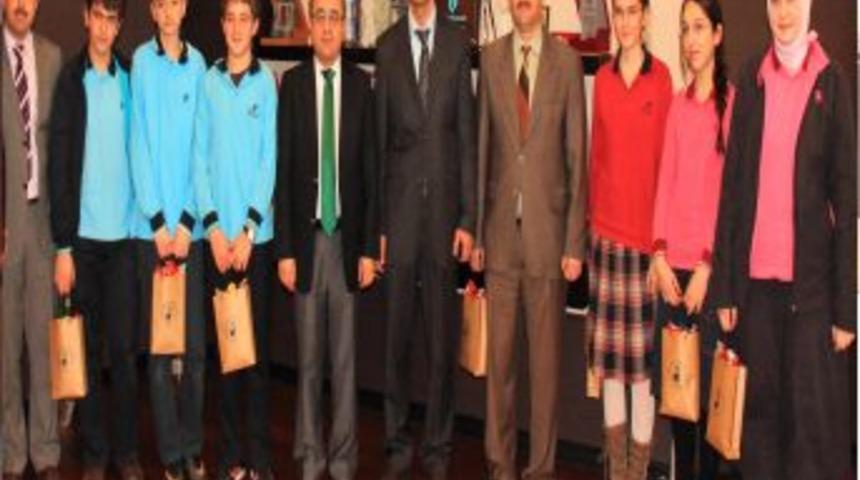 Rekt&ouml;r Bağcı, madalyalı Servergazili &ouml;ğrencilerine PA&Uuml;&rsquo;y&uuml; tavsiye etti