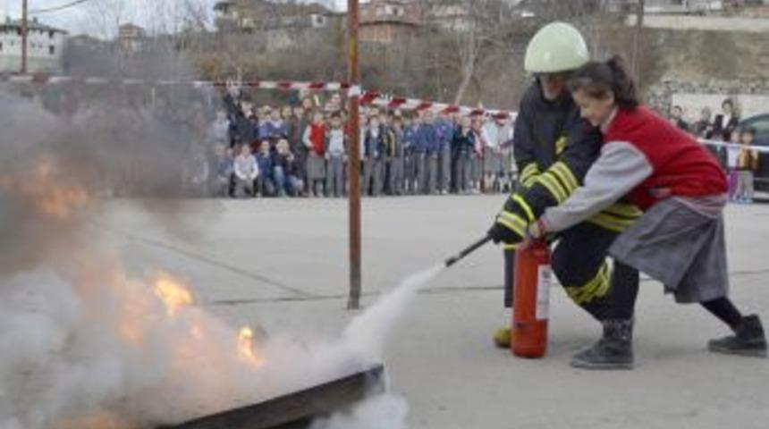 Deprem ve yangında neler yapılacağı &ouml;ğrencilere anlatıldı
