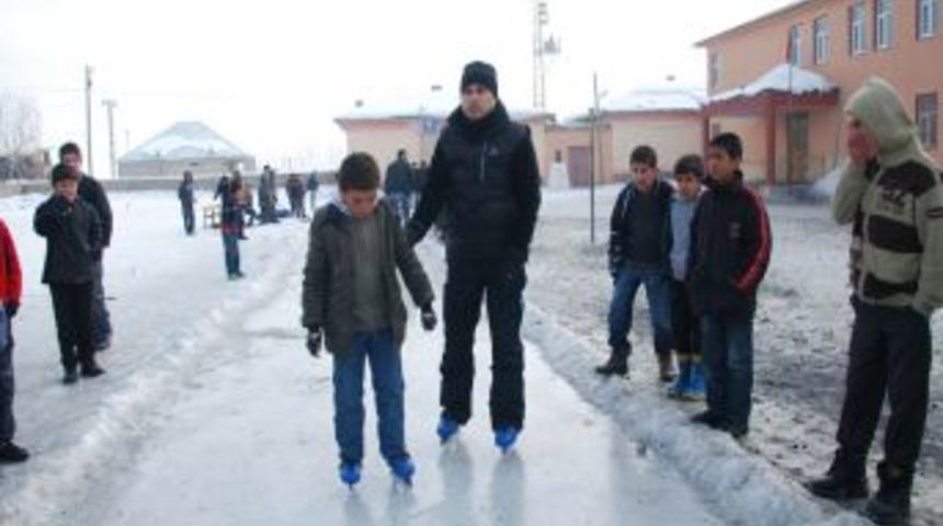 Doğansu ilk&ouml;ğretim okulu &ouml;ğrenciler​i buz hokeyi ile tanıştı