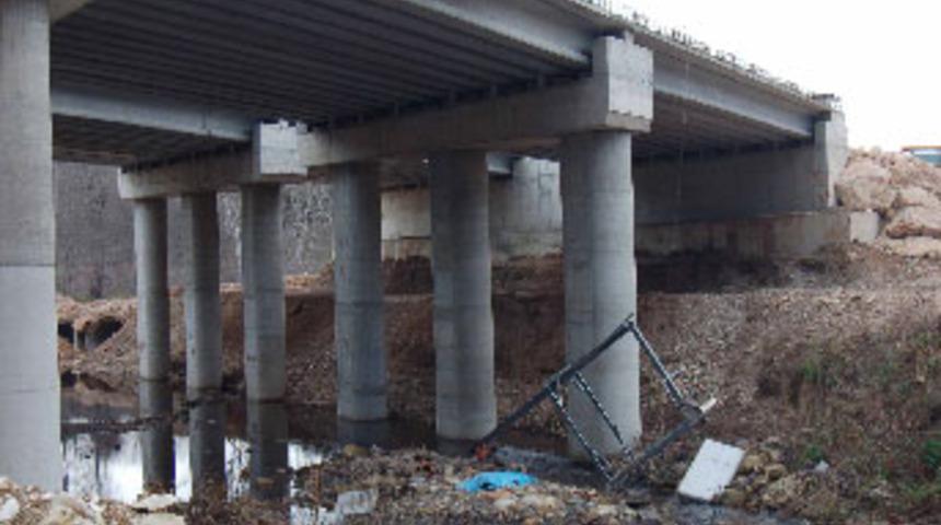 K&ouml;pr&uuml;den d&uuml;şen iş&ccedil;i &ouml;ld&uuml;