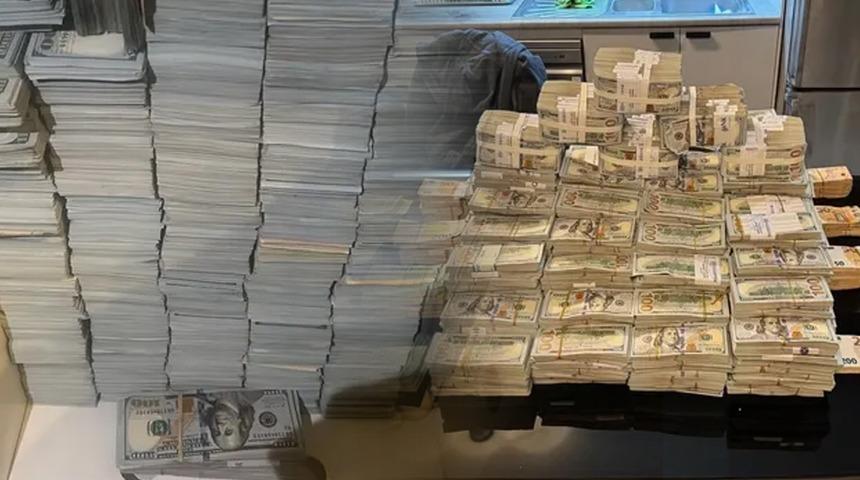 Esenyurt Belediyesine operasyonda yeni gelişme! Başkan yardımcısının annesi ve kuzeni su&ccedil;&uuml;st&uuml; yakalandı, kasalardan servet &ccedil;ıktı