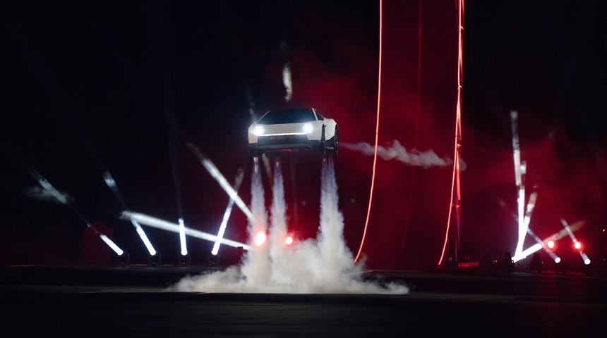 Tesla Roadster ger&ccedil;ekten u&ccedil;tu: Peki bunu nasıl başardı? İşte arkasındaki m&uuml;hendislik