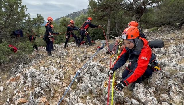 AFAD&rsquo;ın metrelerce y&uuml;kseklikteki ileri seviye eğitimleri nefes kesti 7