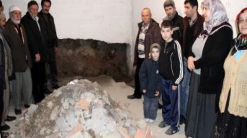 Şebeke suyu sızıntısı 200 kişinin oturduğu apartmanın temelini tehdit ediyor