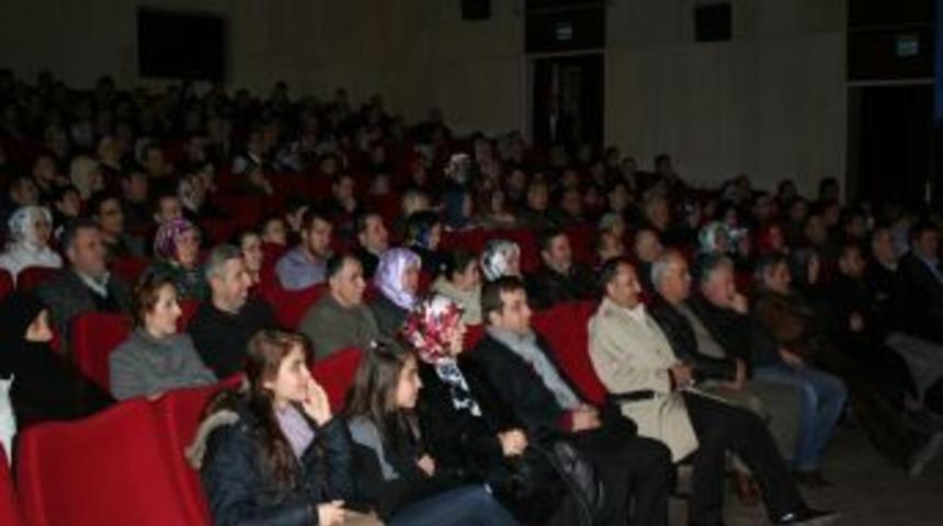 &lsquo;Biz Varız&rsquo; tiyatro oyunu Sakarya&rsquo;da sahnelendi